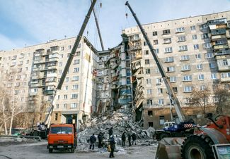 An apartment building in Magnitogorsk after a <a href="https://meduza.io/en/feature/2019/01/02/cold-and-quiet" target="_blank">gas explosion</a>. January 1, 2019.