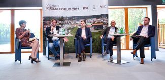 Евгений Киселев (второй слева) на Российском форуме в Вильнюсе