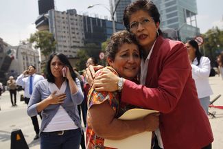 Жители Мехико на улицах города после землетрясения