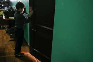 Мальчик, эвакуированный из Мариуполя, в пункте временного размещения в селе Безыменное, ДНР