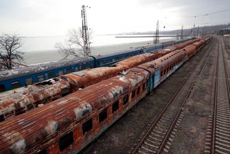 Сгоревшие вагоны на путях на станции у Азовского моря