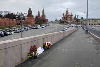The Bolshoy Moskvoretsky Bridge's now abandoned makeshift memorial to Boris Nemtsov. March 30, 2020.
