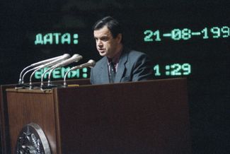 Khasbulatov addresses the Russian parliament during an emergency session. August 21, 1991