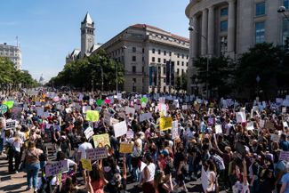 Марш в Вашингтоне против нового закона штата Техас, сильно ограничивающего право на аборт. 2 октября 2021 года