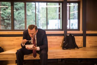 Alexey Navalny has a quick bite to eat during a campaign coordination conference in Tarusa on August 29, 2017.