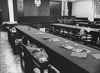 Под руководством Леха Валенсы участники забастовки, к которой присоединились 17 тысяч человек, заняли служебные помещения верфи имени Ленина и оставались в них 18 дней. На фото, сделанном 18 августа 1980 года, бастующие в зале заседаний