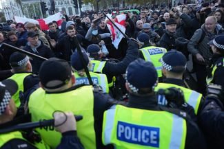 Столкновение британских полицейских с противниками марша в поддержку Палестины
