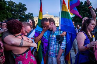 ЛГБТ-активисты на акции памяти жертв теракта в США, где преступник ворвался в гей-клуб и застрелил 50 человек. Орландо, 12 июня<br>