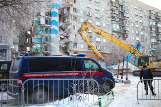Investigators at the site of the apartment building collapse in Magnitogorsk, December 31, 2018