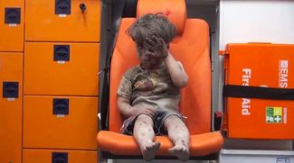 Пятилетний Омран Дакниш в машине скорой помощи после авиаудара по жилому кварталу Алеппо. 17 августа 2016 года