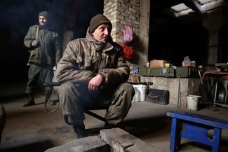 Военнослужащие Народной милиции самопровозглашенной ДНР греются в укрытии