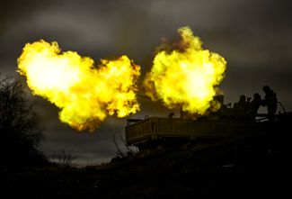 Российские военные ведут огонь из зенитной установки АЗП С-60 по украинским позициям в районе Лимана. 16 февраля 2024 года