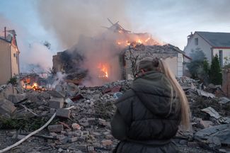 Рано утром 10 мая в Харькове произошел взрыв — по данным украинских властей, в результате удара российской ракетой С-400 загорелись три жилых дома, два из них сгорели полностью. Пострадали две пожилых женщины и 11-летний ребенок