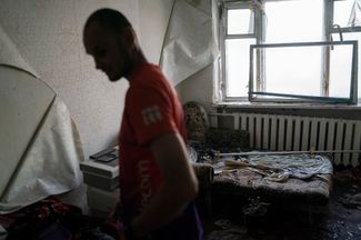 Житель Славянска показывает разрушения в квартире своей матери после ночного обстрела города российскими войсками. «Вот как выглядит освобождение», — говорит он журналистам