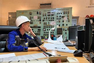 Сотрудник Каховской ГЭС во время работы