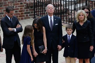 Вице-президент Джо Байден с семьей на церемонии памяти своего сына, Бо Байдена, генерального прокурора штата Дэлавер. Довер, Дэлавер, 4 июня 2015 года