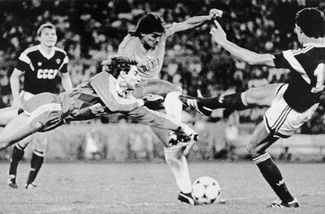 Brazilian soccer player Luís Carlos attempts to kick the ball past Soviet goalie Dmitry Kharin during the finals of the Olympic soccer tournament in Seoul. October 1, 1988