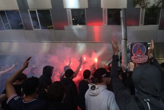 Акция протеста фанатов «ПСЖ» у офиса клуба в парижском предместье Булонь-Бийанкур. 3 мая