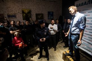 Сотрудники полиции объявляют эвакуацию под предлогом звонка о минировании во время выступления Навального перед волонтерами кампании в Томске. 17 марта 2017 года