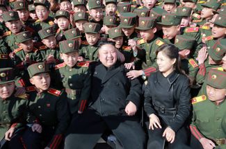 Ким Чен Ын и Ли Соль Чжу посещают одну из пхеньянских школ. 2017 год
