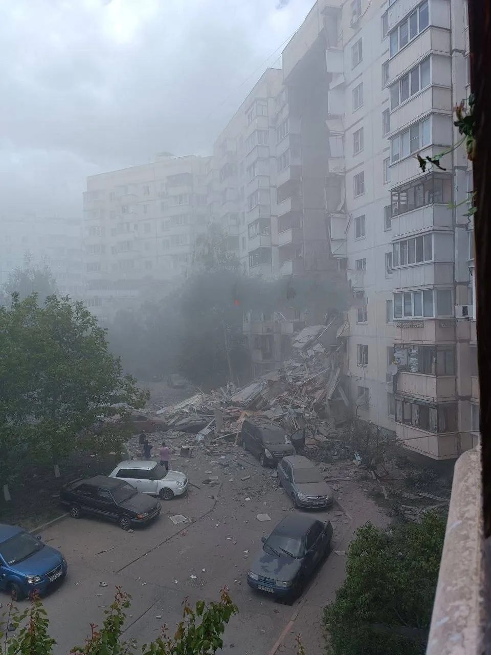 В Белгороде обрушился подъезд десятиэтажного дома. Погибли 15 человек, еще  27 ранены Минобороны РФ заявило, что в дом попал фрагмент сбитой ракеты  «Точка-У» — Meduza