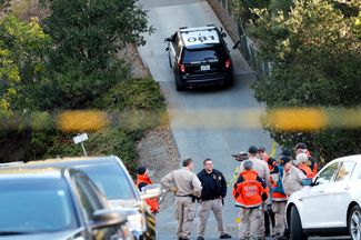 Полиция города Оринда в штате Калифорния на месте преступления в доме, снятом через Airbnb. Тогда вооруженный мужчина устроил стрельбу в доме, арендованном на Хэллоуин. Там проходила вечеринка с более чем сотней участников. Четверых из них убили, многие получили ранения. 1 ноября 2019 года