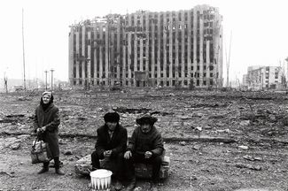 Вид на Президентский дворец в Грозном. Январь 1995 года