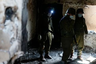 Многих жителей Кфар-Аза забрали в заложники и увезли в сектор Газа. Их судьба неизвестна. Израильские военные осматривают дома в опустевшем поселении. 10 октября 2023 года