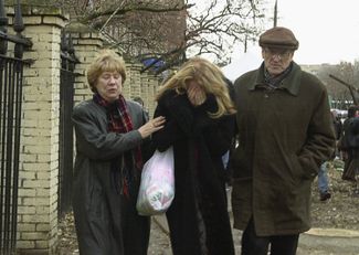 Родители с дочерью у Городской клинической больницы № 13, куда поступило самое большое количество освобожденных заложников. 28 октября 2002 года