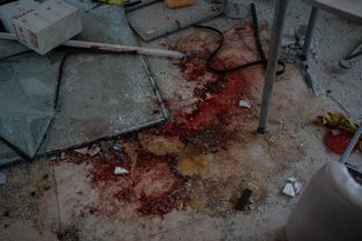 Кровь на полу квартиры в одном из домов, куда упали обломки российского дрона