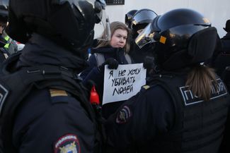 Антивоенный митинг в Москве 6 марта 2022 года. Задержанных на нем девушек пытали в ОВД «Братеево»