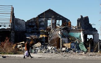 Последствия бомбардировок Славянска: разрушенный дом на окраине города. 25 октября 2014-го