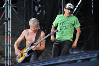 Бас-гитарист группы Red Hot Chili Peppers Майкл Бэлзари и солист группы Энтони Кидис во время выступления в Санкт-Петербурге. 2012 год