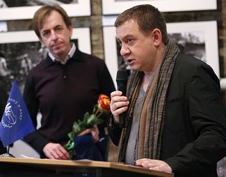 Айдер Муждабаев (справа) получил премию Московской Хельсинской группы «За журналистскую деятельность по защите прав человека». На церемонии награждения. Москва, 9 декабря 2014 года