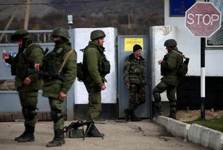Люди в военной форме без опознавательных знаков блокируют вход в 36-ю отдельную бригаду береговой охраны армии Украины, Крым, 6 марта 2014 года