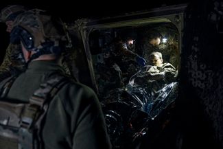 Украинские военные медики оказывают первую помощь раненому бойцу ВСУ