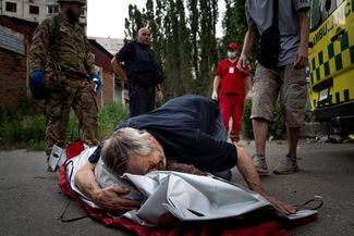Житель Харькова оплакивает свою жену, погибшую во время обстрела российскими войсками