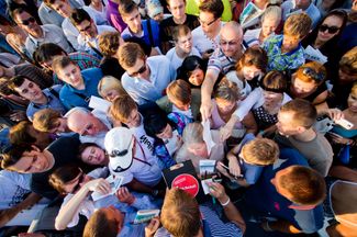 Еще одна встреча Алексея Навального с избирателями 21 августа 2013 года во время предвыборной кампании на пост мэра Москвы. Выборы, которые прошли через дне недели, завершились победой Сергея Собянина. Навальный набрал 27,2% голосов.