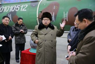 Лидер Северной Кореи Ким Чен Ын с учеными и разработчиками в области исследований ядерного оружия. Март, 2016