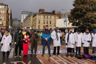 Участники движения Scientist Rebellion в Глазго, 6 ноября 2021