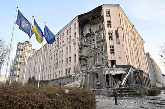 Отель в Киеве, частично разрушенный при атаке 31 декабря
