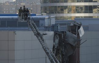 Рабочие осматривают повреждения от падения беспилотника. 18 августа