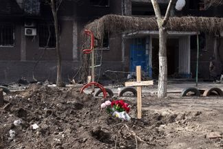 Graves in the courtyard of a Mariupol apartment building. March 25, 2022