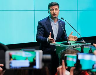 Владимир Зеленский обращается к своим сторонникам после второго тура выборов