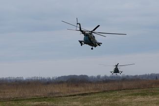 Украинские вертолеты Ми-8 летят в сторону российских позиций в Харьковской области