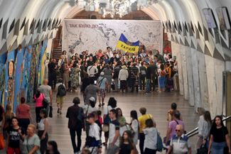 Хор исполняет гимн Украины на одной из станций метро в Харькове