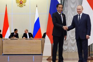 Президент Индонезии Джоко Видодо и президент России Владимир Путин. Слева — их встреча в 2016 году, справа — в 2022-м.