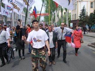 Сторонники ДНР перед захватом здания ГУВД Украины в Донецкой области. Донецк, 1 мая 2014 года