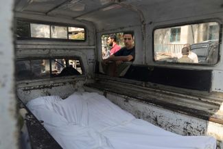 Тела двух палестинцев, погибших при израильских обстрелах