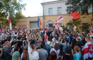 Протестующие у минского изолятора. 17 августа 2020 года